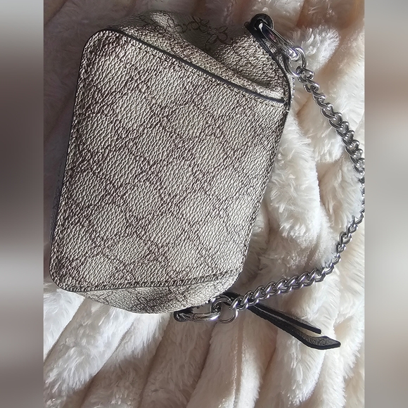 EUC Nine West mini purse with chain - Picture 2 of 4